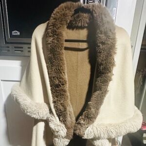 CHARMING EXTREMELY SOFT FAUX FUR CAPE! BRAND NEW - NEVER WORN!